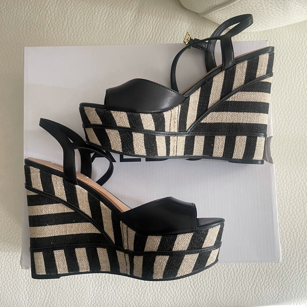 Classy n cute wedge heel!
